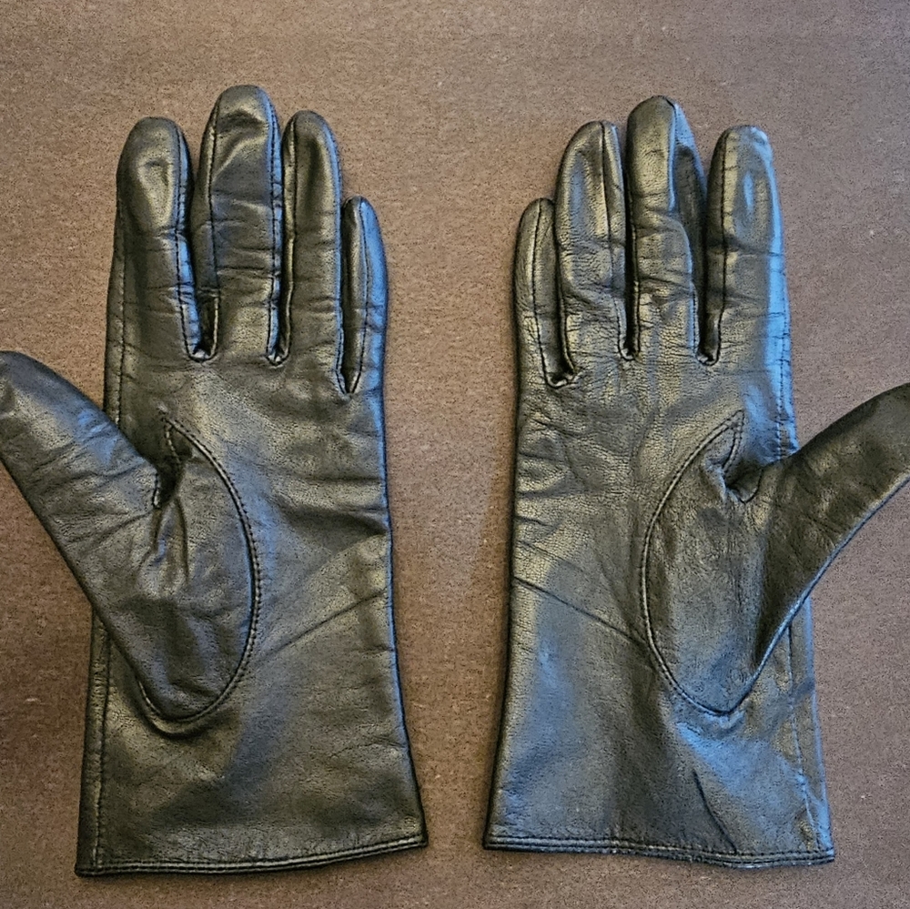 Authentic Valentino Black leather gloves. Mint Condition. - Picture 3 of 6